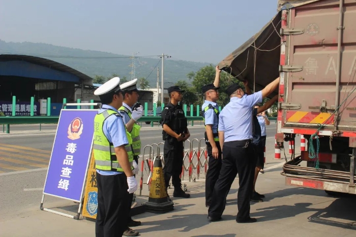8月5日至8月7日，渭南市公安局华州分局禁毒大队联合各派出所、交管大队、巡特警大队在庙前执法检查站及各街镇重要路段开展毒品查缉及“毒驾”整治行动。