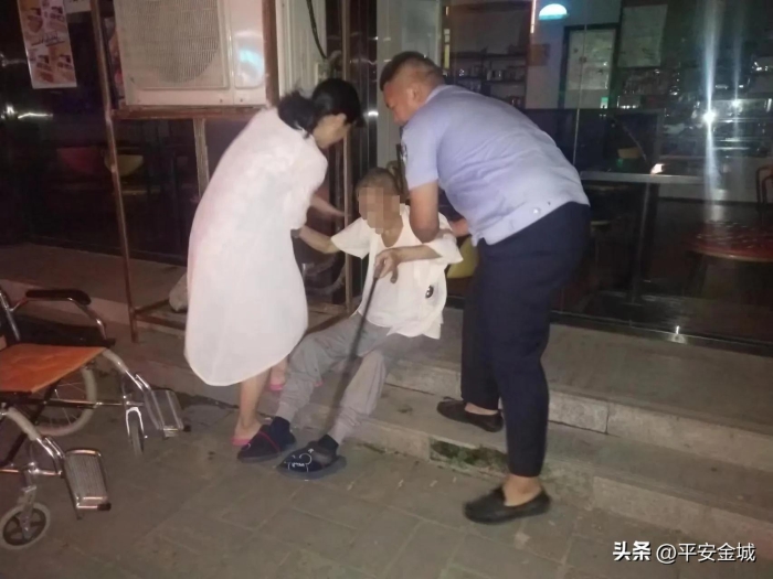 潼关县公安局城关派出所接连救助走失老人回家。