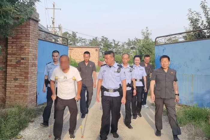8月9日，蒲城法院执行局干警在炎炎烈日下，开展涉民生案件集中执行活动。