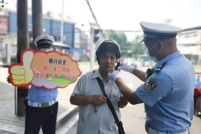 华州公安交警持续开展“一盔一带”宣传教育活动。
