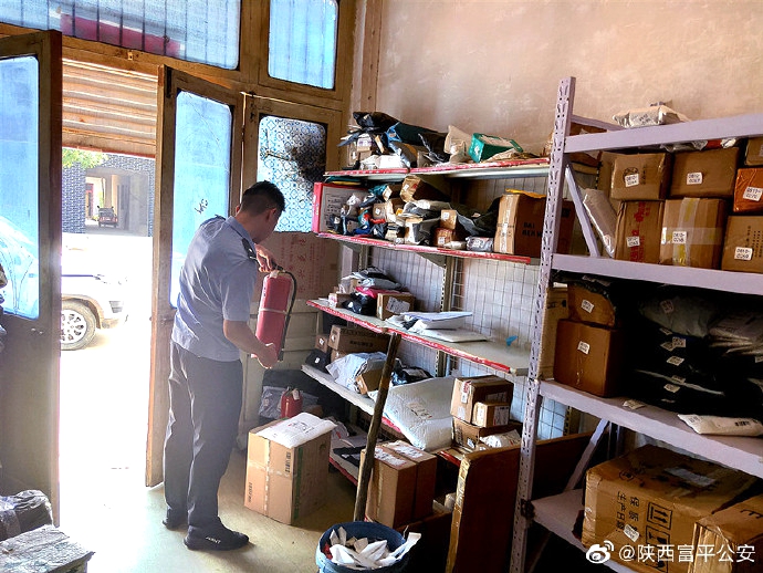 富平公安开展寄递行业安全检查。