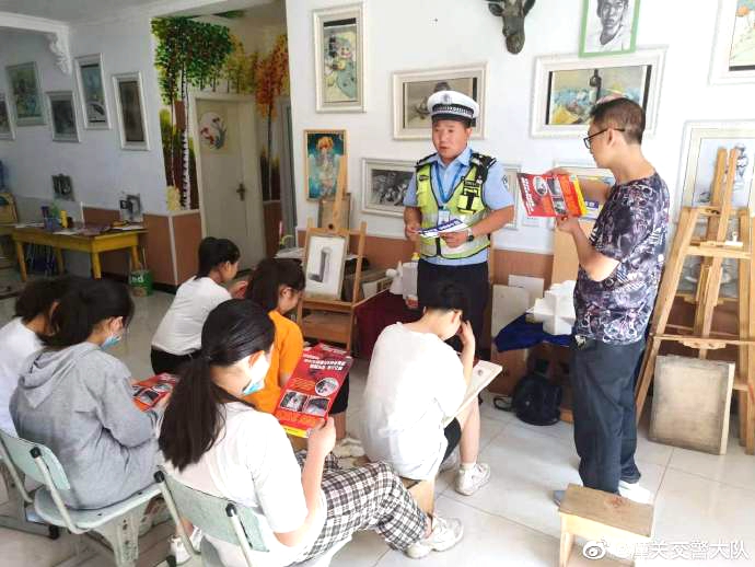 潼关潼洛交警走进暑期书画培训班给学生们送“安全套餐”。