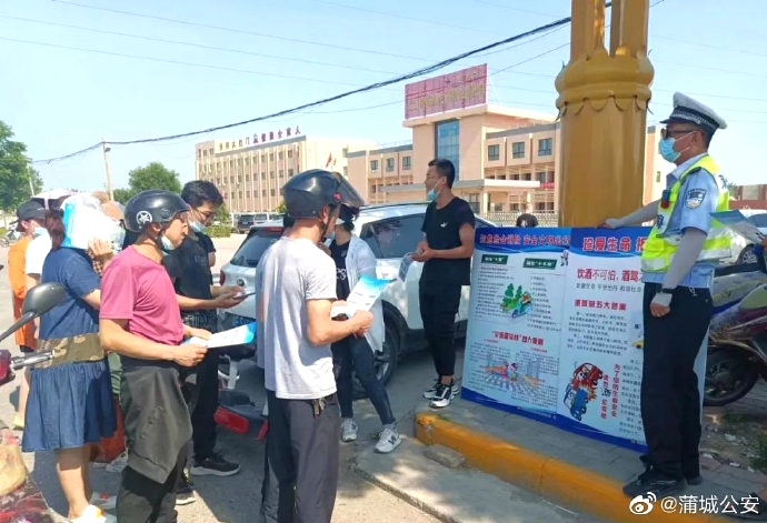 8月10日，蒲城公安交管理大队民辅警走进社区、企业、青少年培训中心开展交通安全宣传活动。