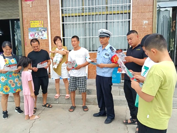  8月16日，大荔交警开展 “一盔一带”暨“美丽乡村行”暑期交通安全宣传活动。