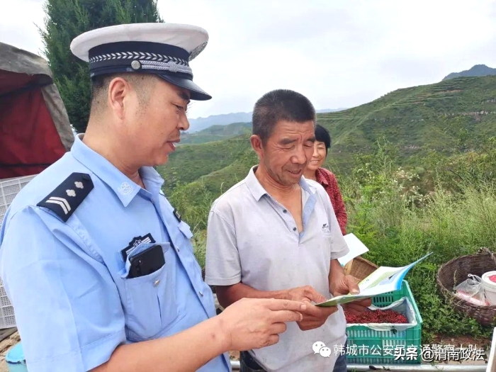 韩城公安交警开展“美丽乡村行”强化夏季农村交通安全宣传活动。