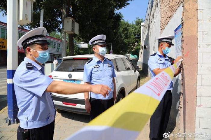 8月18日，潼关县公安局交警大队教导员盛渭带领大队队委会委员万赞勋对城区周边9处管控区域进行督导检查。