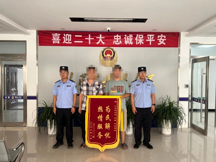 8月16日下午，居民张先生为九龙派出所送来一面印有“为民解忧 热情服务”字样的锦旗，对民警积极解决群众难题表示衷心的感谢。