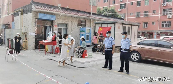 韩城法院法警大队10余干警下沉社区一线开展核酸采样志愿服务工作。