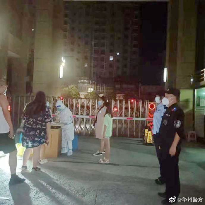 渭南市公安局华州分局认真履行职责、积极担当作为，维护主城区核酸检测采样工作有序。