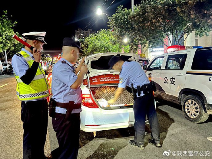 富平公安庄里派出所与交警大队庄里中队联合设卡，对过往的车辆进行检查，严格查处酒驾、毒驾、管制刀具等各类违法行为。