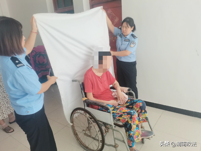 临渭公安主动上门为患病老人办理身份证赢好评。