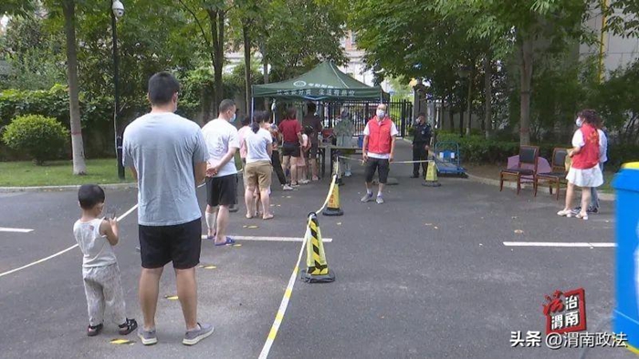 全市法院系统法官干警不畏风险，积极主动报名参加街道社区一线防控工作。