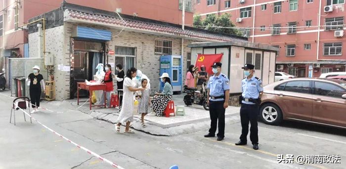 8月18日，韩城法院法警大队10余干警自愿下沉到社区一线开展核酸采样志愿服务工作。