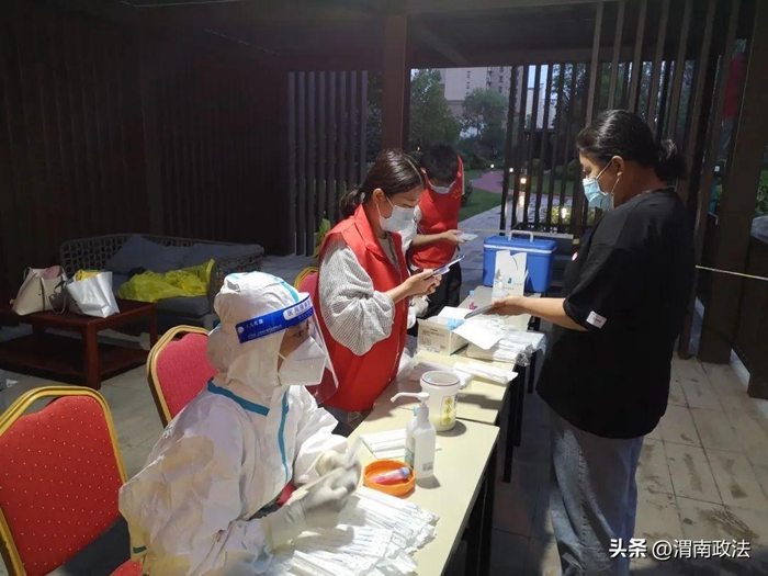 临渭法院干警下沉一线，助力疫情防控。