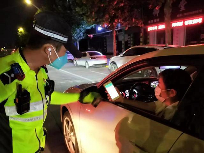 蒲城公安交警奋战疫情防控一线。
