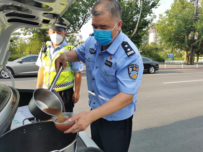 8月21日下午，高新交警大队政办室主任王仲山给7个疫情防控执勤点的民辅警送去了提前熬好的解暑绿豆汤，为大家提供“能量补给”。