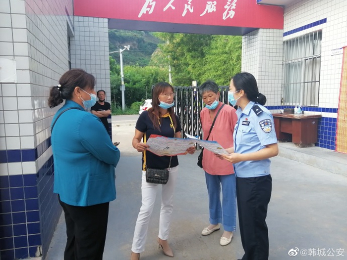 近日，韩城公安板桥派出所利用2022年秋季征兵政审之机，对来所应征入伍青年及家长开展反电诈宣传。