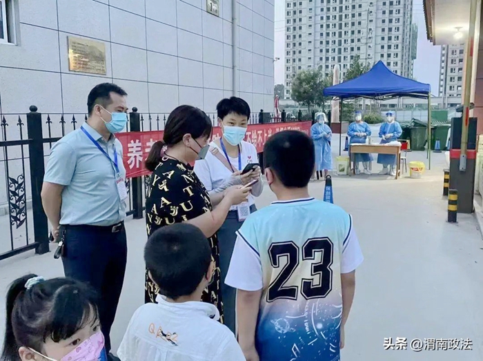大荔县司法局组织机关党员干部下沉所在社区积极做好依法防疫工作。