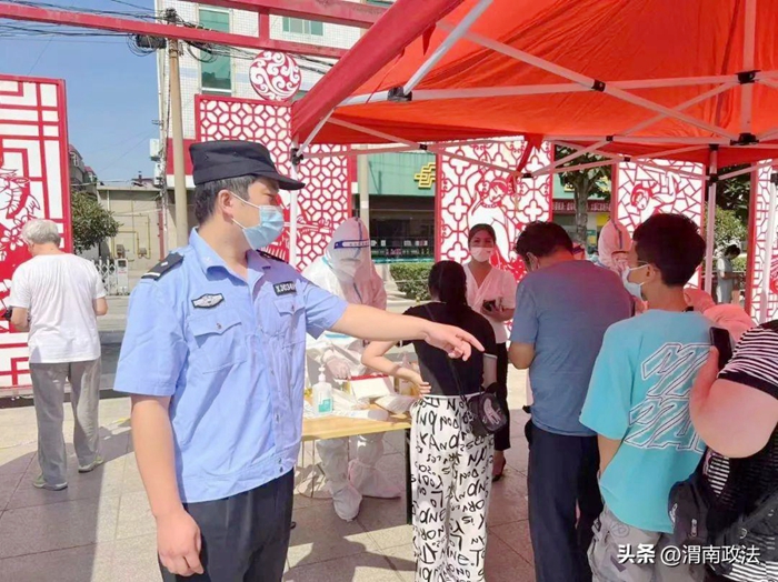 潼关公安全力投入到疫情防控的工作中，为疫情防控筑起最强“防护墙”。