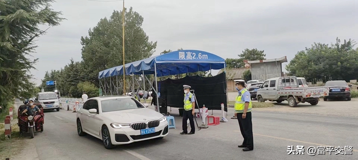 富平交警积极落实各项疫情防控措施，全力织密疫情防控网。