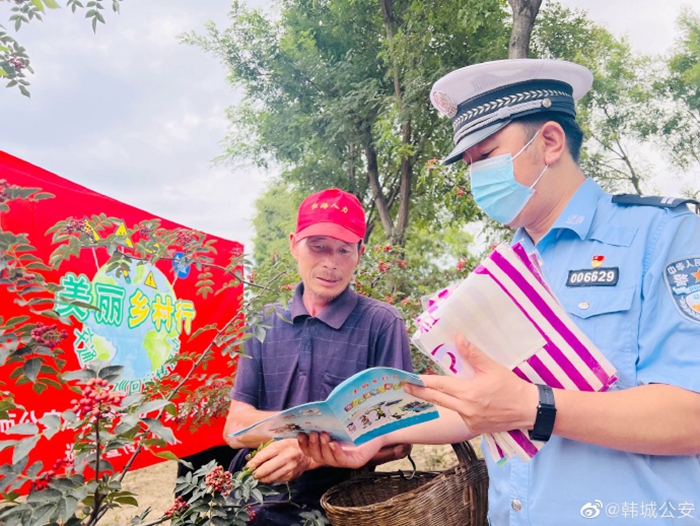 韩城公安交警组织警力深入农村田间地头，开展花椒采摘季的交通安全宣传工作。