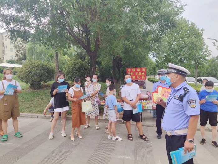 华州交警大队城区二中队民警深入企业开展宣传活动。