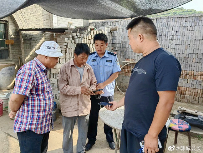 韩城公安成功化解因采摘花椒付工资引发的纠纷。