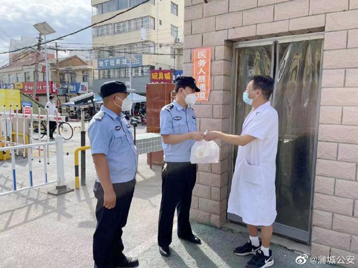蒲城民警紧急“接单” ，帮群众送“救命药”。