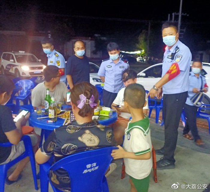 大荔公安在人员密集场所进行疫情防控巡逻检查。