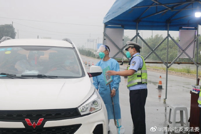 高新交警大队雨天坚守“疫”线，用忠诚筑起一道坚固的铜墙铁壁。