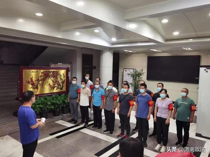 渭南市人民检察院迅速集结，奔赴疫情最为严重的高风险区开展核酸检测保障任务。