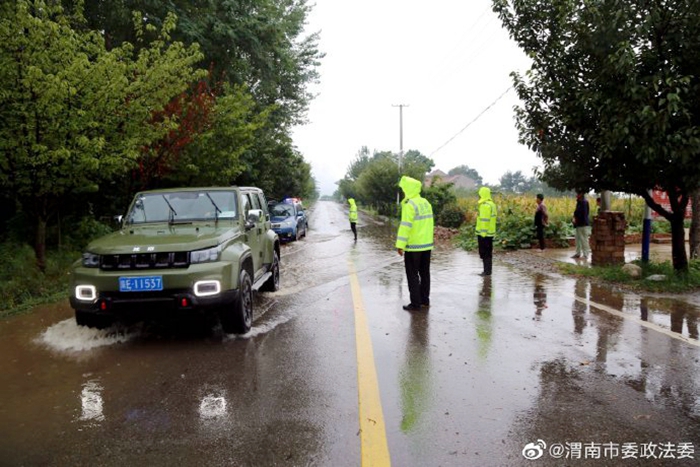 潼关公安交警对积水路面及隐患路段进行督导检查。