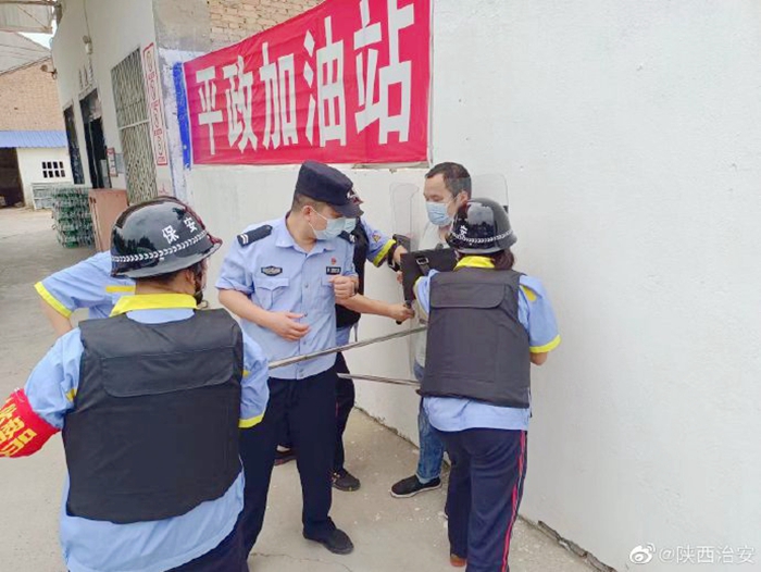 合阳金水派出所民警组织辖区两家加油站开展反恐应急演练。