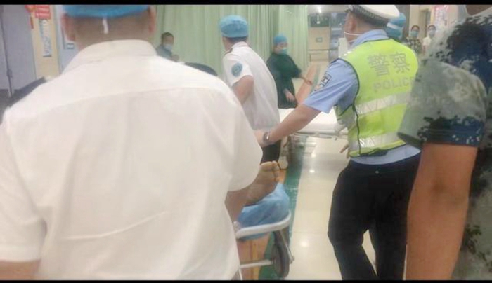 临渭交警争分夺秒仅用8分钟护送心脏病人就医。