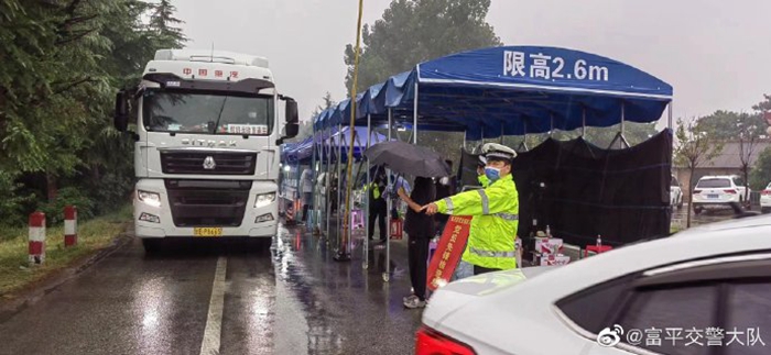 富平执勤民警辅警24小时值守“疫”线卡口。