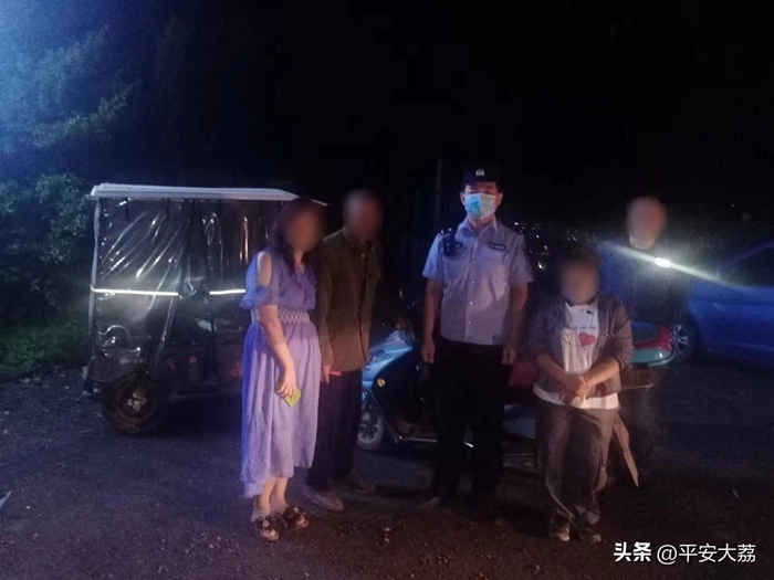 八旬老人外出迷路，大荔公安民警暖心助其归家。
