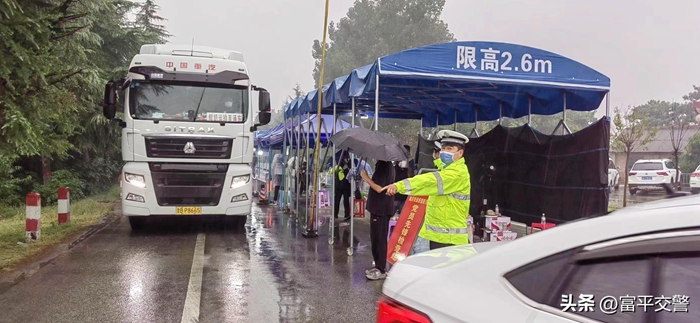 富平交警在包联的玉带小区北口设立疫情检查点，对进出人员进行测温、扫码。