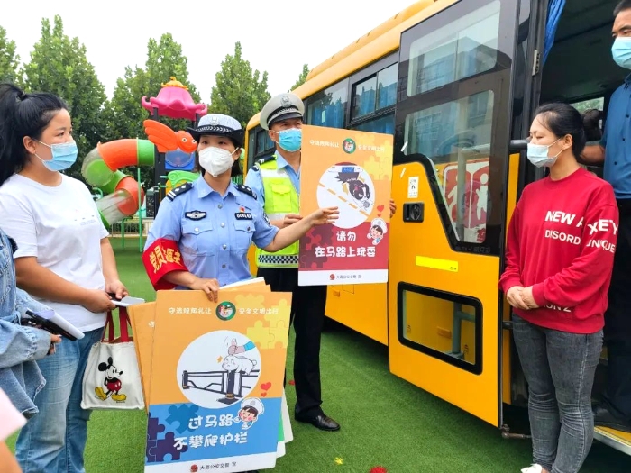 大荔县公安局交通管理大队为辖区110所幼儿园177辆校车开展集中“体检”。