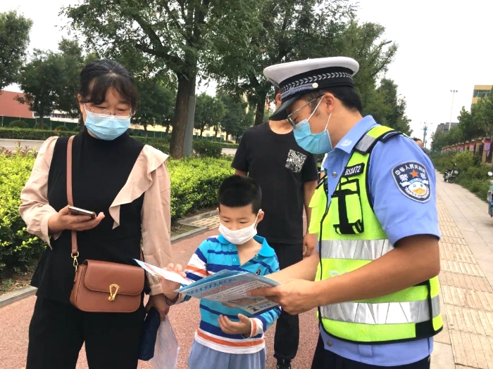 开学季，白水公安交警宣传交通安全知识。