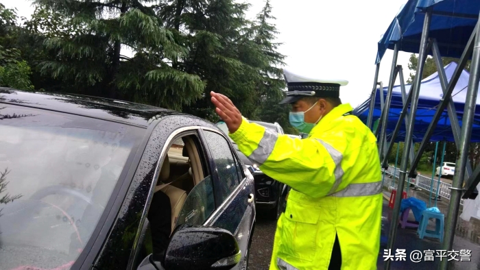 富平交警加强雨天交通疏导保安保畅。