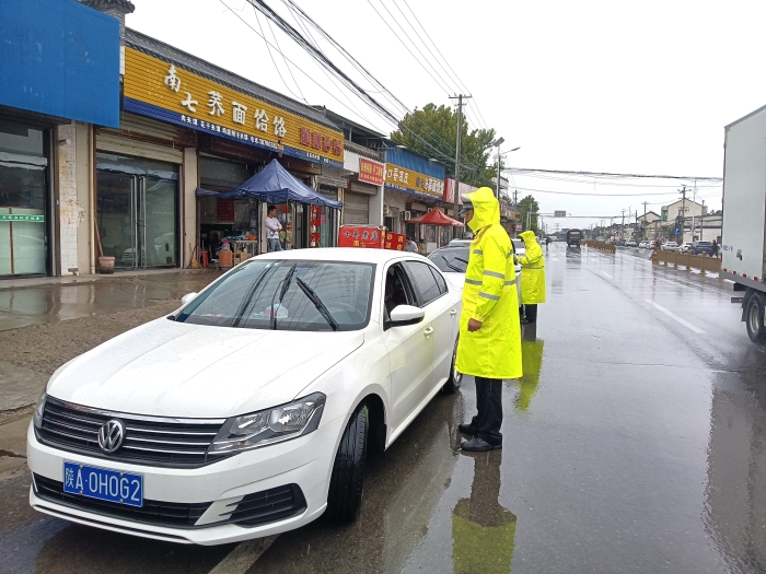 大荔交警雨中执勤护平安。