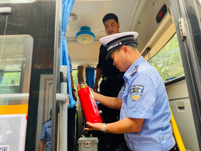 韩城市公安局交警大队联合多部门开展秋季开学前校车安全大检查。