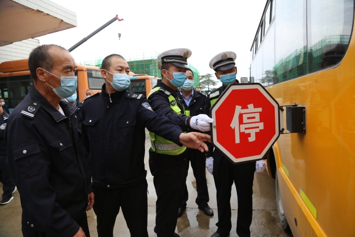 潼关交警狠抓辖区校车安全不放松。