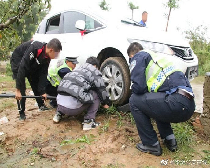 车辆不慎驶入边沟，民警出手解烦忧。