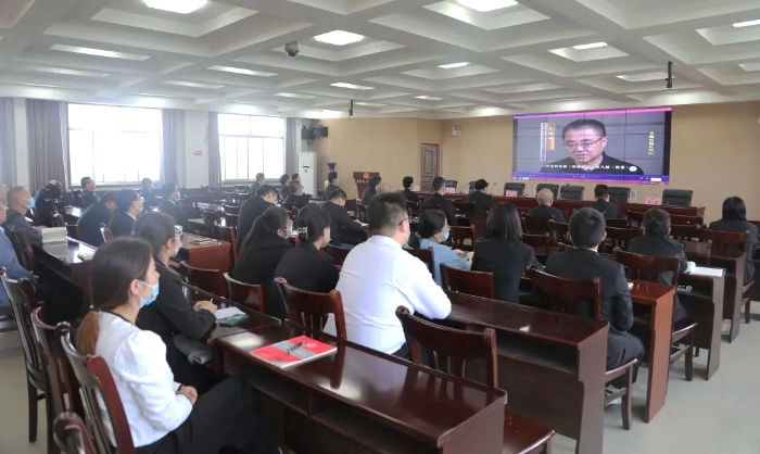 9月5日，合阳法院组织全体干警观看警示教育片《金融反腐正风纪》。