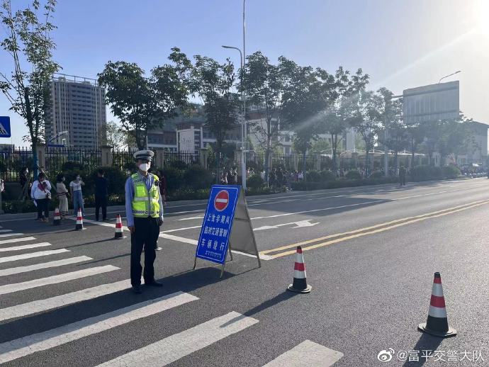 富平交警：站好开学第一班“护学岗”。