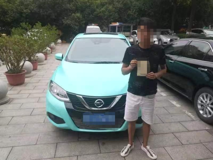 韩城公安交警查处查获一辆擅自改装车身颜色的小轿车。