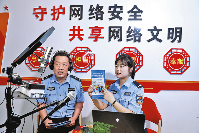 富平县公安局开展“网络安全为人民、网络安全靠人民”网络安全宣传活动。