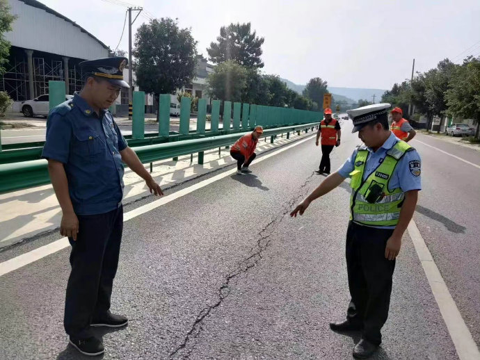 华州公安交警联合公路段开展中秋节前道路隐患排查工作。