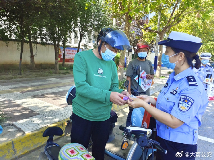 大荔交警为这些电动车主奖励月饼。